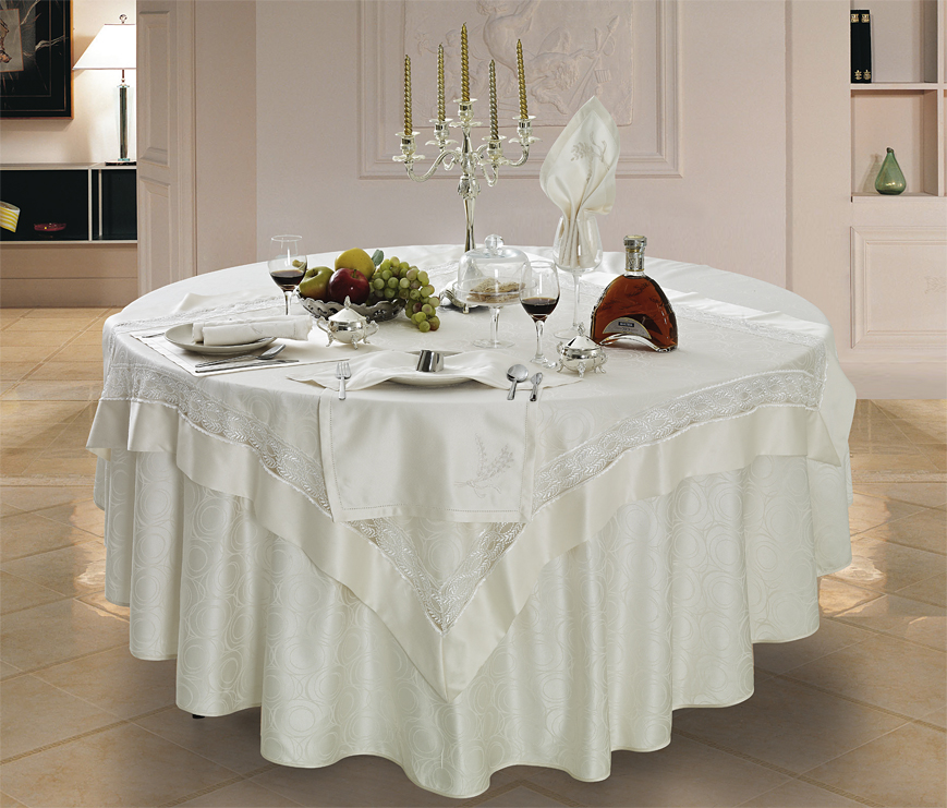 Mutfak masasında beyaz şenlikli bir masa örtüsü ile dekorasyon