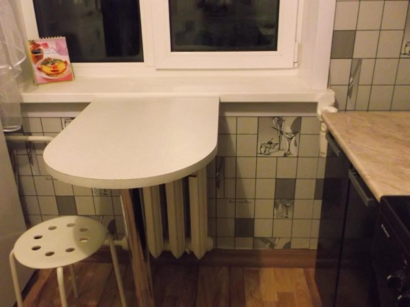 Kompakt asztal a konyhaablak közelében Hruscsovban