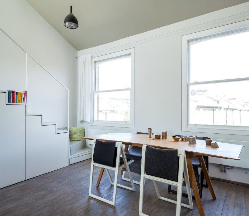 Interieur van een moderne keuken met klapstoelen