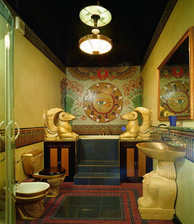Zlacené figúrky bohov v interiéri kúpeľne