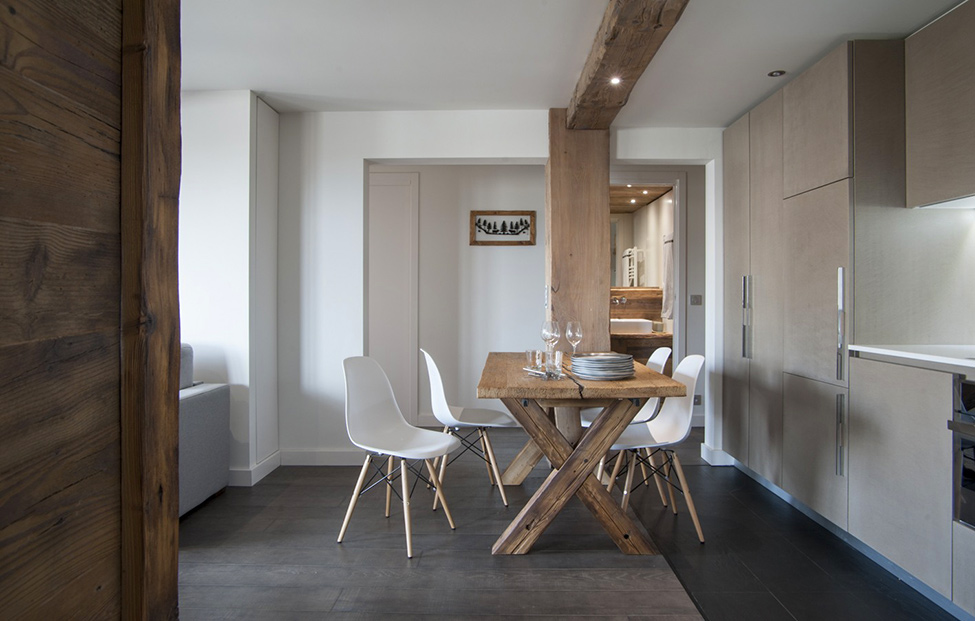 Houten tafel in de keuken van een stadsappartement in chaletstijl