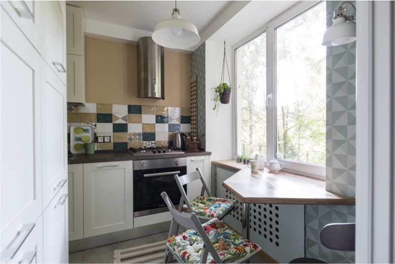 Salle à manger au lieu du rebord de la fenêtre dans une cuisine de 4 carrés