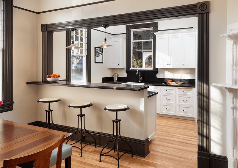 Bar counter instead of a partition in the kitchen-living room