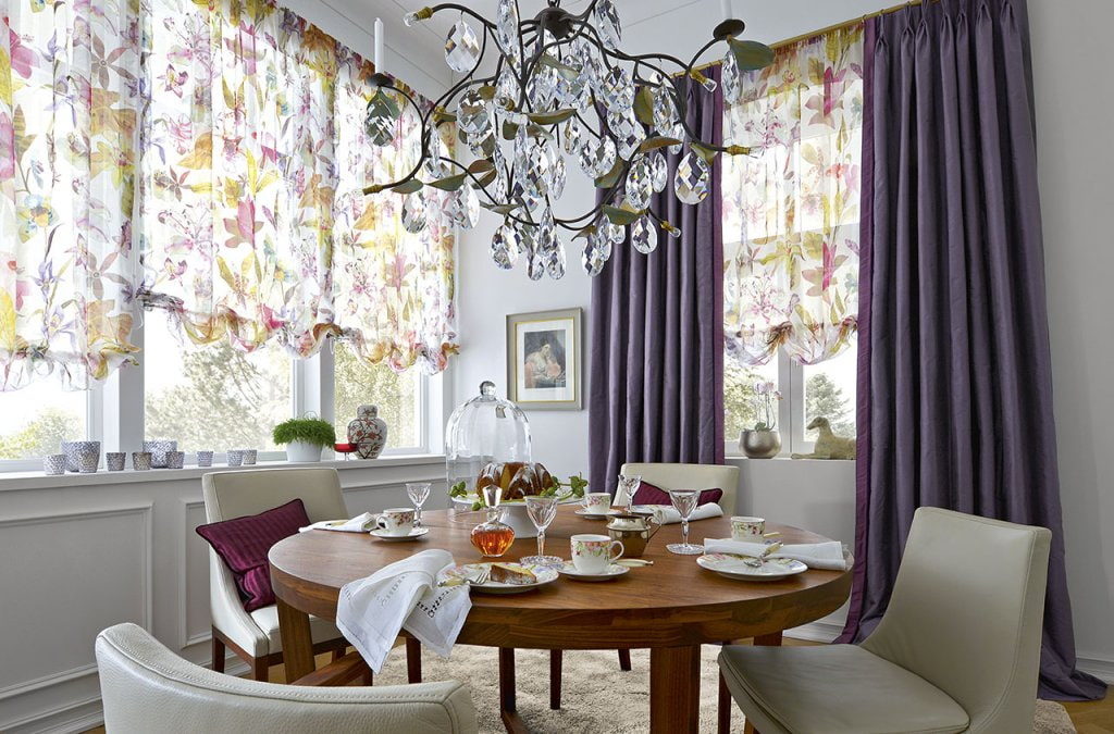Rideaux violets sur les fenêtres de la cuisine