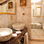 Keramikas izlietnes austrumu stila vannas istabā