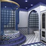 Modrý strop v koupelně