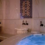 Chiuvetă de marmură în baia în stil oriental