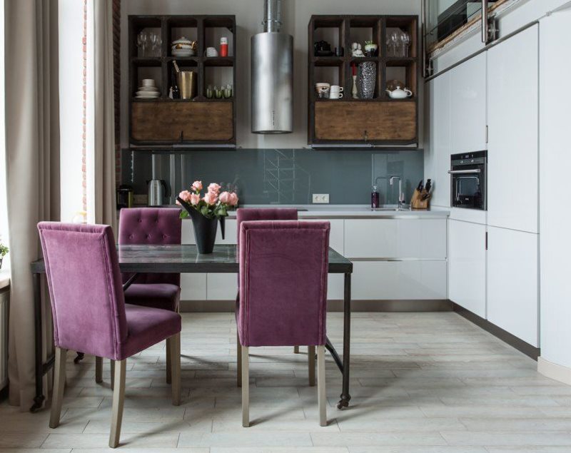 Lila székek az L alakú konyhában