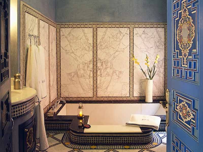 Oriental-style floor bathtub