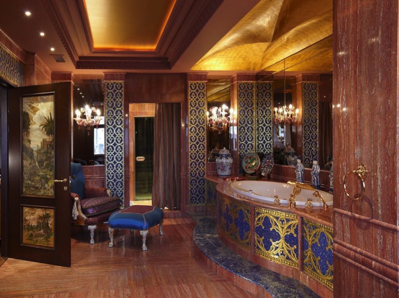 Arābu stila vannas istabas interjers