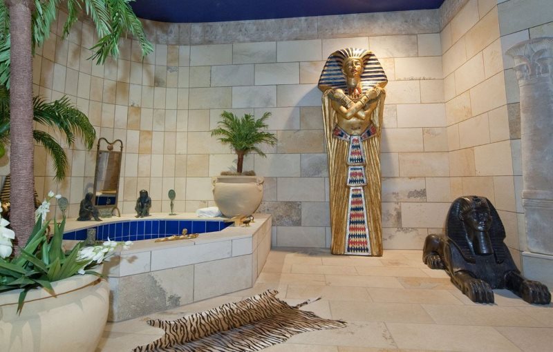 Plaša ēģiptiešu stila vannas istaba