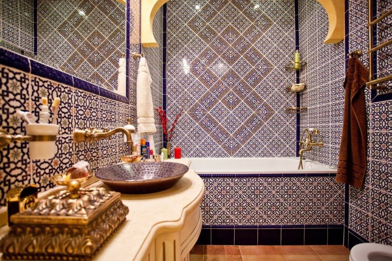 Mosaic decoration of the walls of the bathroom in the Indian style