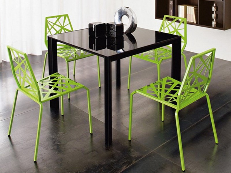 Moderne stijl eetgroep met groene stoelen.