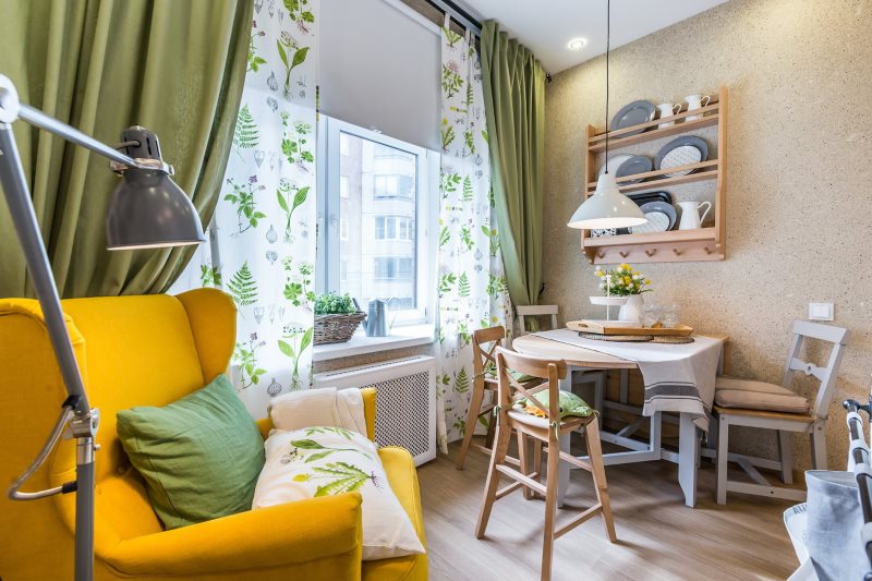 Groene gordijnen in het interieur van de keuken