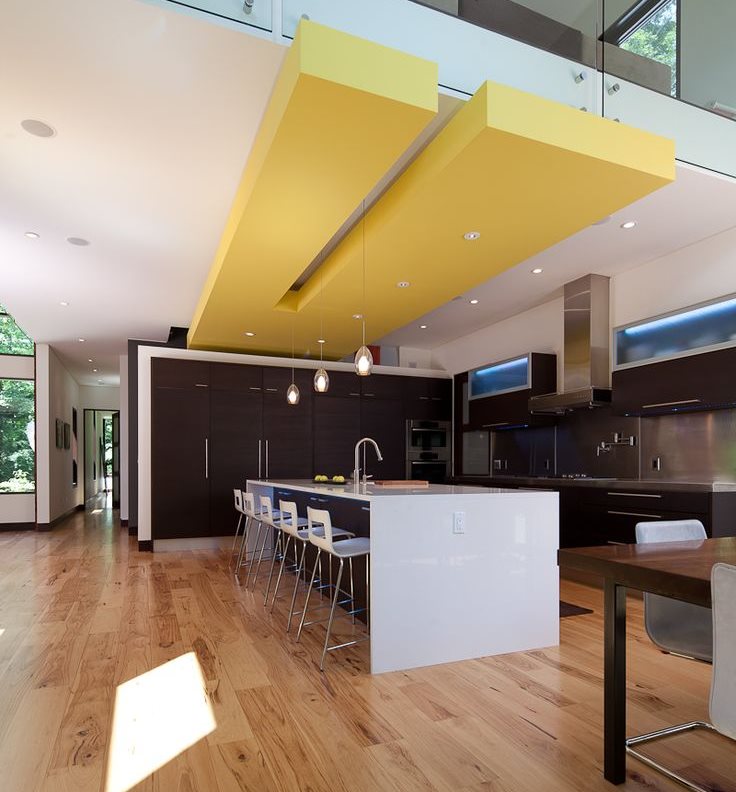Özel bir evde mutfak-yemek odası tavanında sarı tasarım