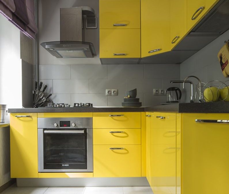 ركن المطبخ مع واجهات صفراء