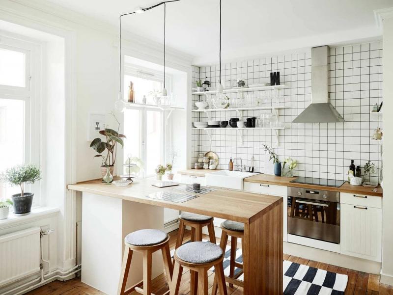 Houten bar in de woonkamer met keuken in Scandinavische stijl