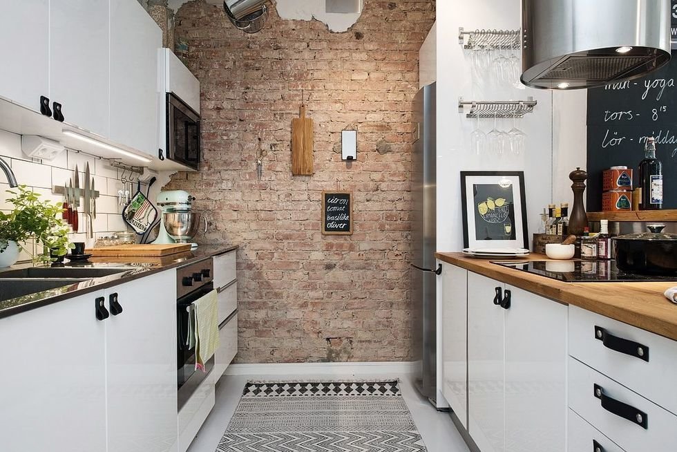 Cuisine blanche dans une petite zone dans le style loft