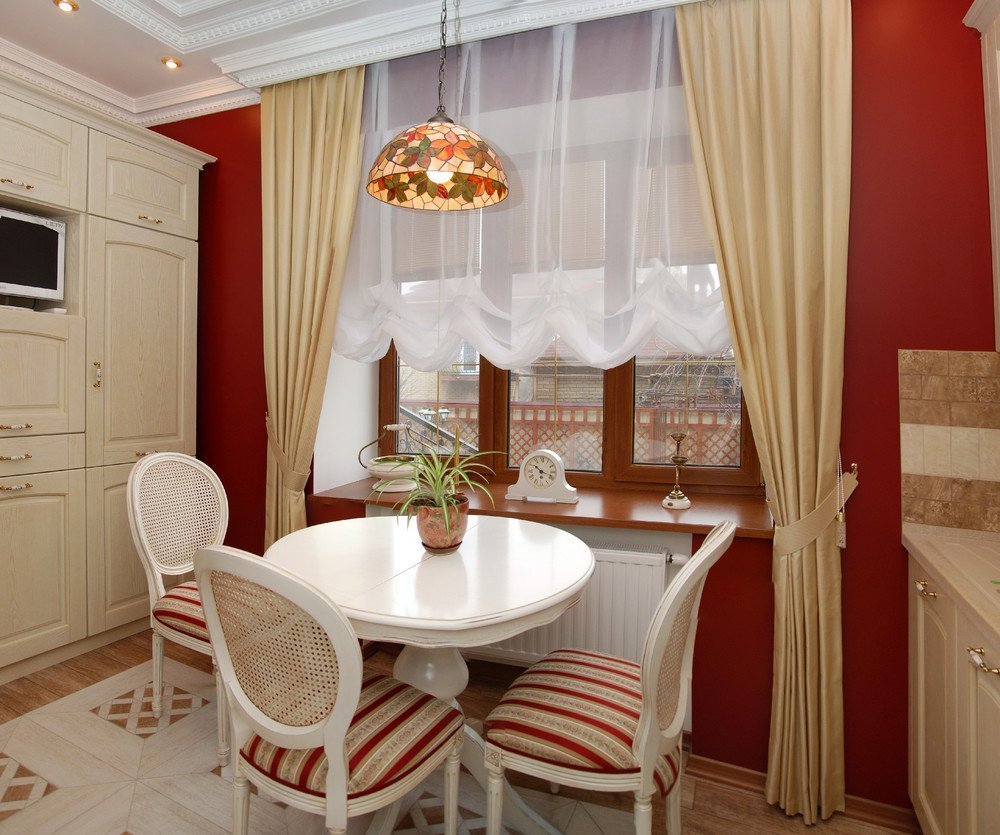 Fönsterdekoration med klassiska gardiner i ett litet kök