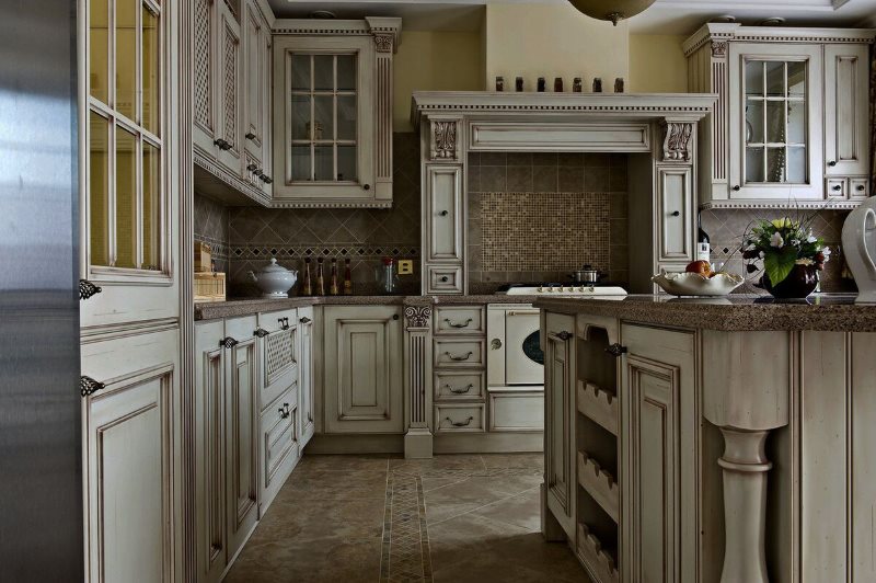 Het interieur van de keuken met een open haard kap in de Engelse stijl