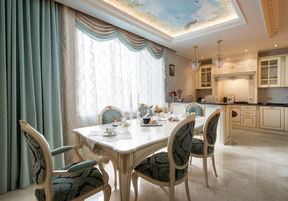 A türkiz függöny közvetlen vágással klasszikus stílusú konyhában