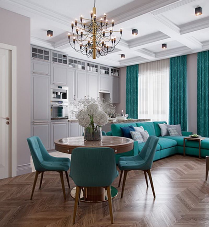 Turquoise textiel in het interieur van een klassieke keuken-woonkamer