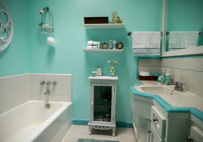 Turquoise walls in the interior of the bathroom