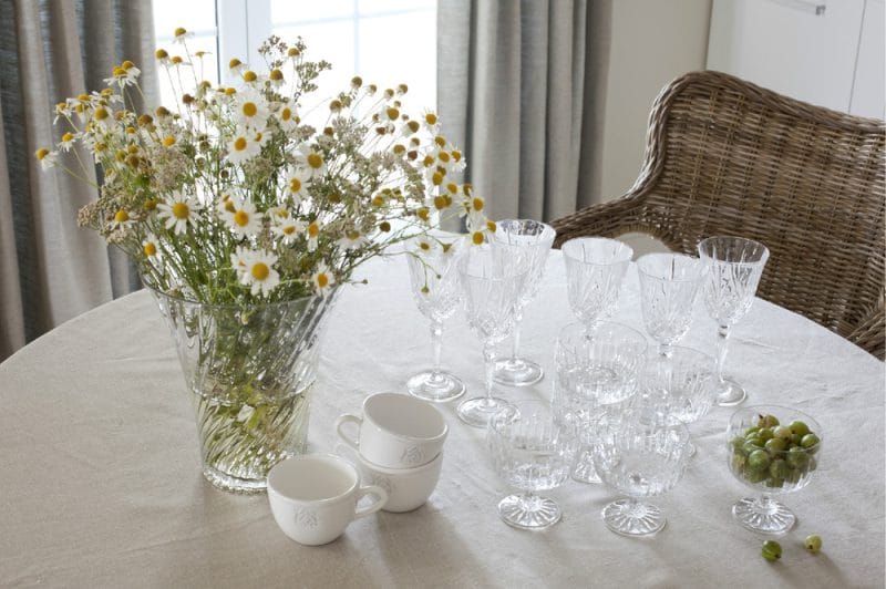 Verse bloemen in een glazen vaas op de eettafel