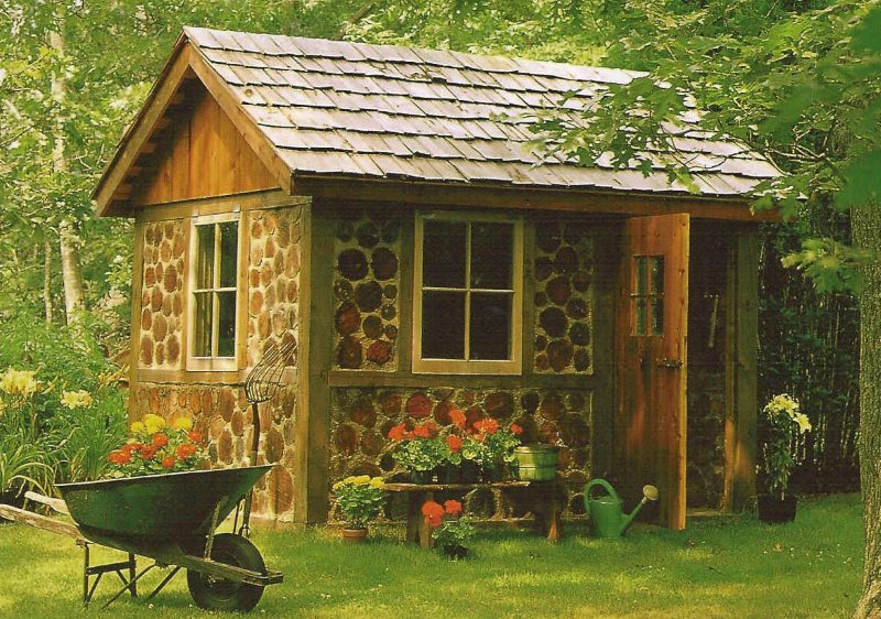 Zomerhuis met houten dak