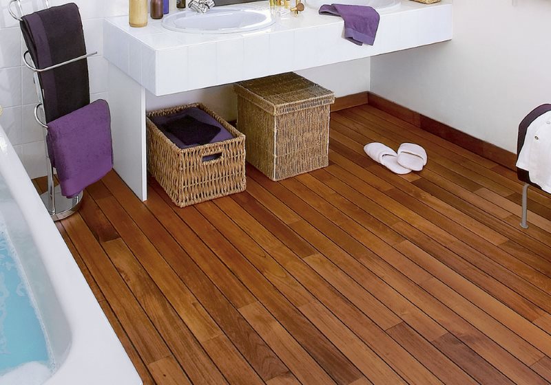 Dřevěná podlaha odolná vůči vlhkosti v koupelně venkovského domu