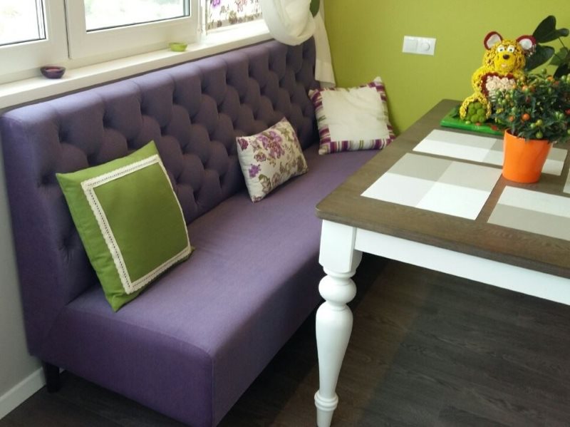 Smal sofa med lilla møbeltrekk