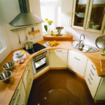 Interiorul unei mici bucătării de formă non-standard