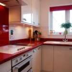 Червен плот на кухненски мебели