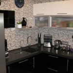 Фина мозайка от керамични плочки върху стената на кухнята