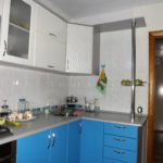Mutfak dolapları mavi kapılar