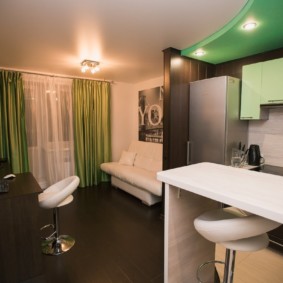 Groene gordijnen in de woonkamer van een modern appartement