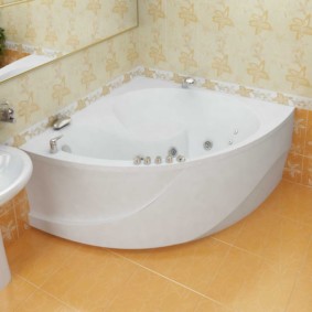 Balta akrila vanna uz keramikas grīdas