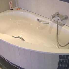 Acrylic bathtub with comfortable handles