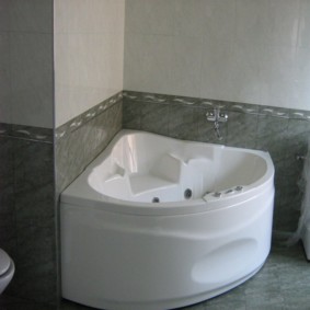 Compact corner bathtub with hydromassage