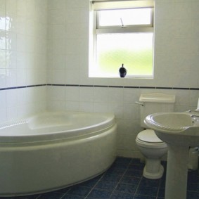 Interiér kúpeľne s oknom v stene