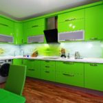 Groene keuken met schort van glas