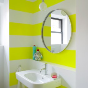 Yellow stripes on a white wall in the bathroom