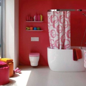 Plaša vannas istaba ar panorāmas logu