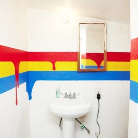 Originální výzdoba zdi v koupelně