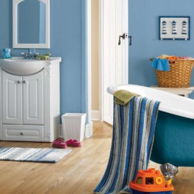 Striped towel on the rim of the bathroom