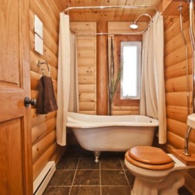 Dřevěné víko na bílé záchodě