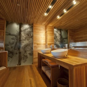 Wooden ceiling lining in the combined bathroom