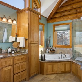 Noformējiet vannas istabu ar koka mēbelēm
