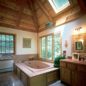 Large bathtub in the corner of the room with two windows