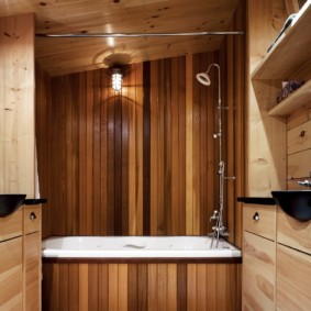 Nástěnný sprchový sloup s dřevěným lemováním